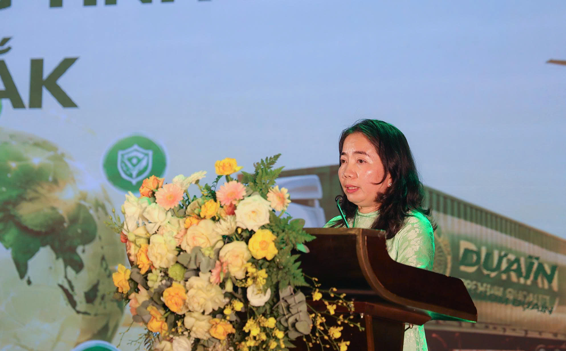 Phó Giám đốc Sở Nông nghiệp và Môi trường Đặng Thị Thủy trình bày báo cáo chuyên đề tại hội nghị.